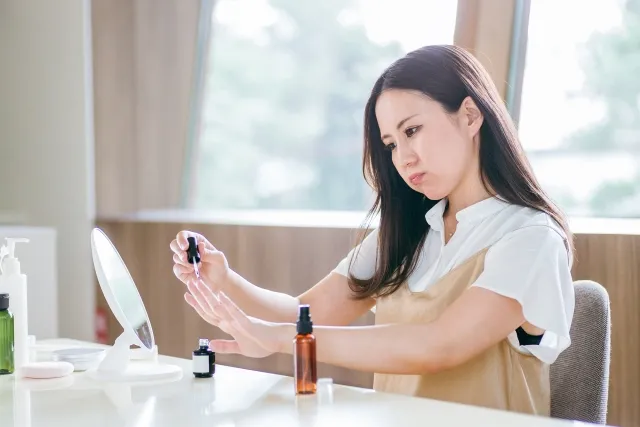 マニキュアが乾く時間はどれくらい？ネイルを早く乾かす方法と裏ワザを解説！