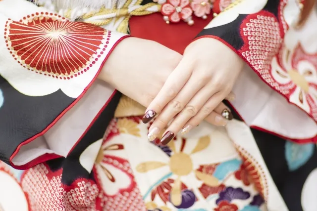 【2026年最新】成人式ネイル特集！振袖に合わせた選び方を紹介します