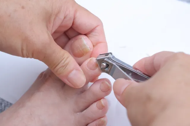 足の爪を切りすぎた！痛い時の応急処置と正しい対処法を解説