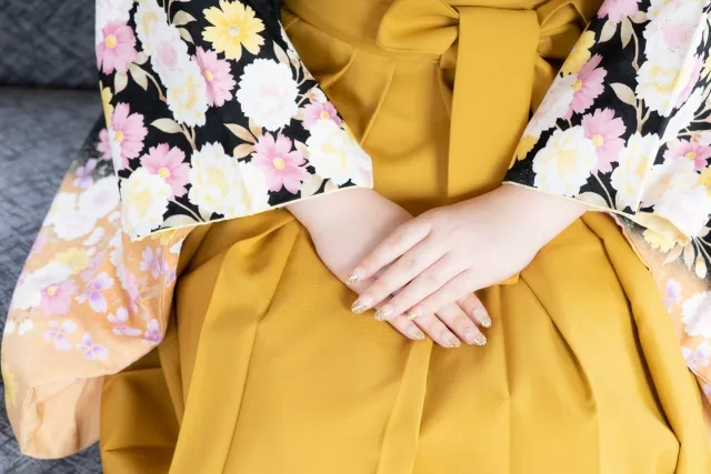 卒業式ネイルはいつする？袴に合うデザインやチップの選び方を解説