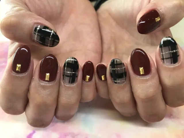 チェックネイルの完全ガイド！大人可愛いデザインからセルフのやり方まで徹底解説